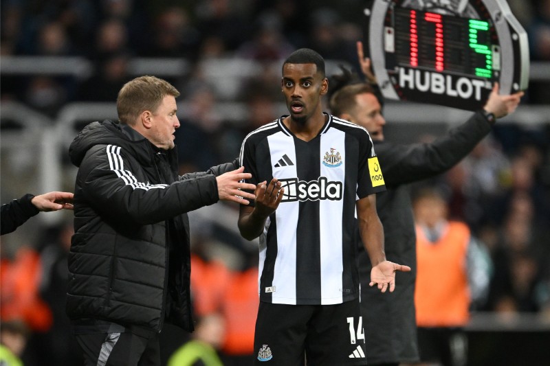 Newcastle nói không với việc bán Isak