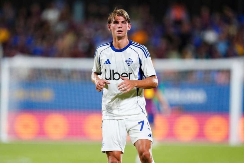 Tottenham muốn mua Paz